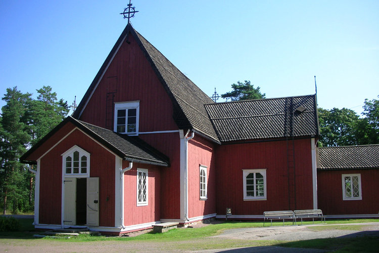 Punainen puusta rakennettu Kustavin kirkko