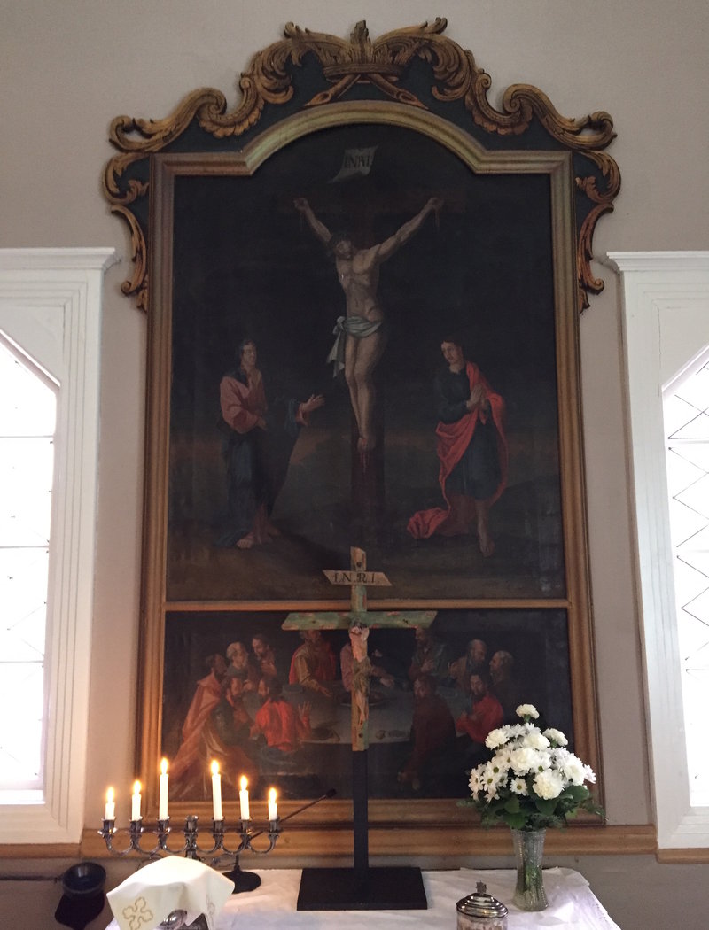 Alttaritaulu on Jonas Bergmanin maalaama kaksiosainen teos; ylätaulu esittää Ristiinnaulittua Jeesusta ja alataulu Pyhän Ehtoollisen asettamista.