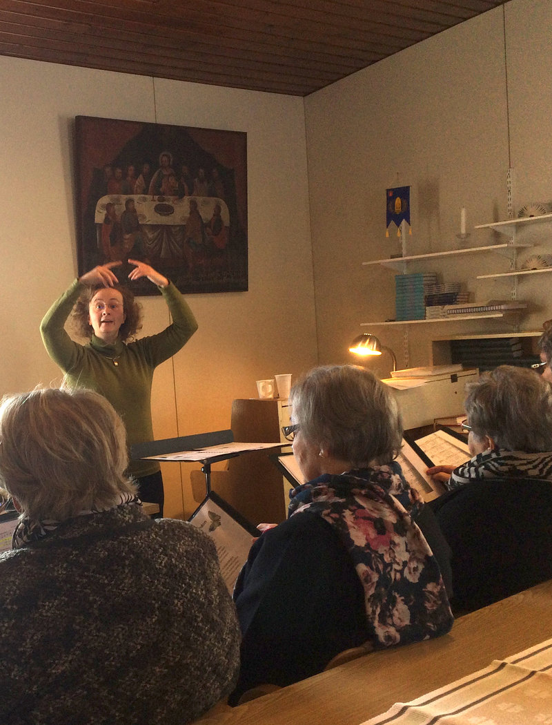 Kanttori johtaa kuoroharjoituksia.