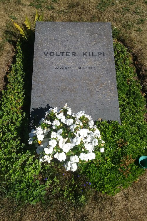 Volter Kilven hauta, jossa valkoisia kukkia.