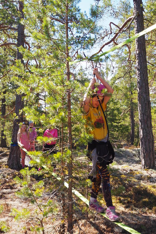 Koululaisten seikkailupäivänä tasapainoilua tasapainoliinalla.