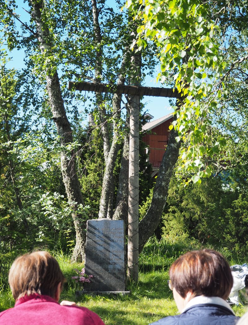 Avaa kuva isommaksi Jakobin kappelin muistomerkki kirkkotarhassa.