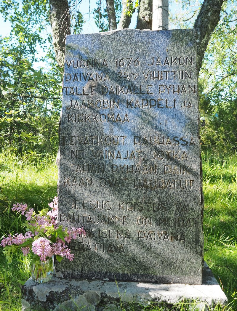 Avaa kuva isommaksi Vuonna 1676 Jaakonpäivänä 23/7 vihittiin tälle paikalle Pyhän Jaakobin kappeli ja kirkkomaa. Levätkööt rauhassa ne vainajat, jotka tähän pyhään paikkaan ovat haudatut. Jeesus Kristus Vapahtaja on meidät viimeisenä päivänä herättävä.
